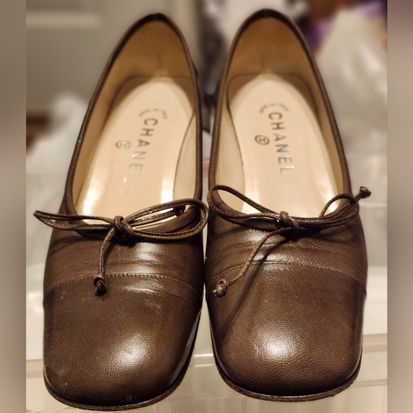 Womens CHANEL low pump in milk chocolate color - Picture 3 of 11